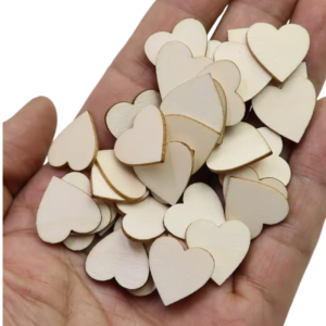 Tranches de bois colorées en forme de cœur