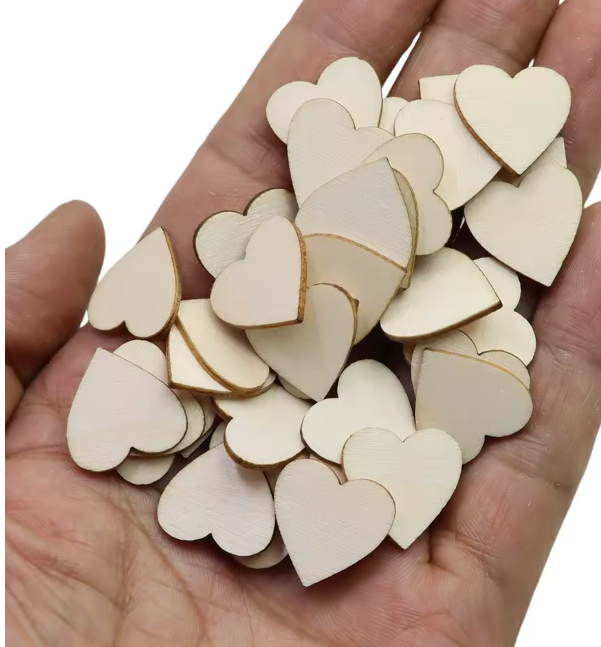 Tranches de bois colorées en forme de cœur